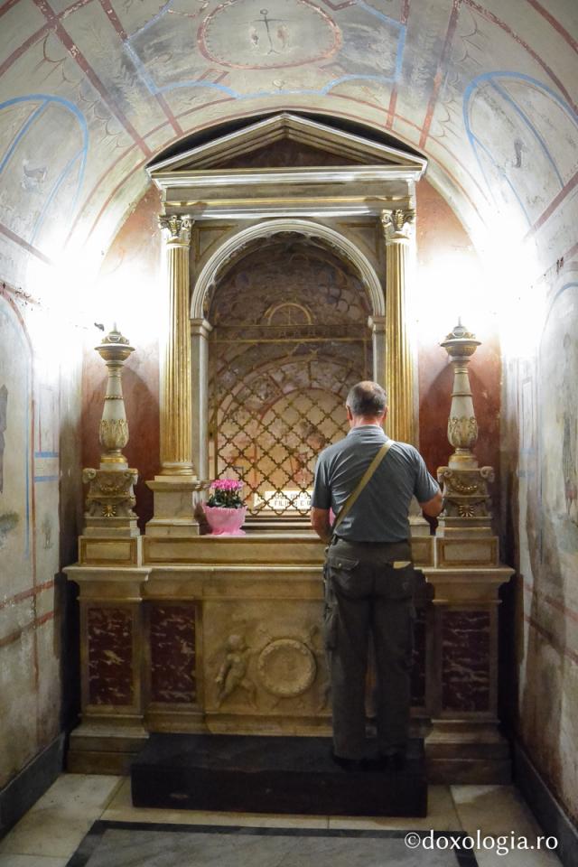 (Foto) Mormântul cu moaștele Sfinților Apostoli Filip și Iacov – Biserica Sfinţilor Apostoli din Roma