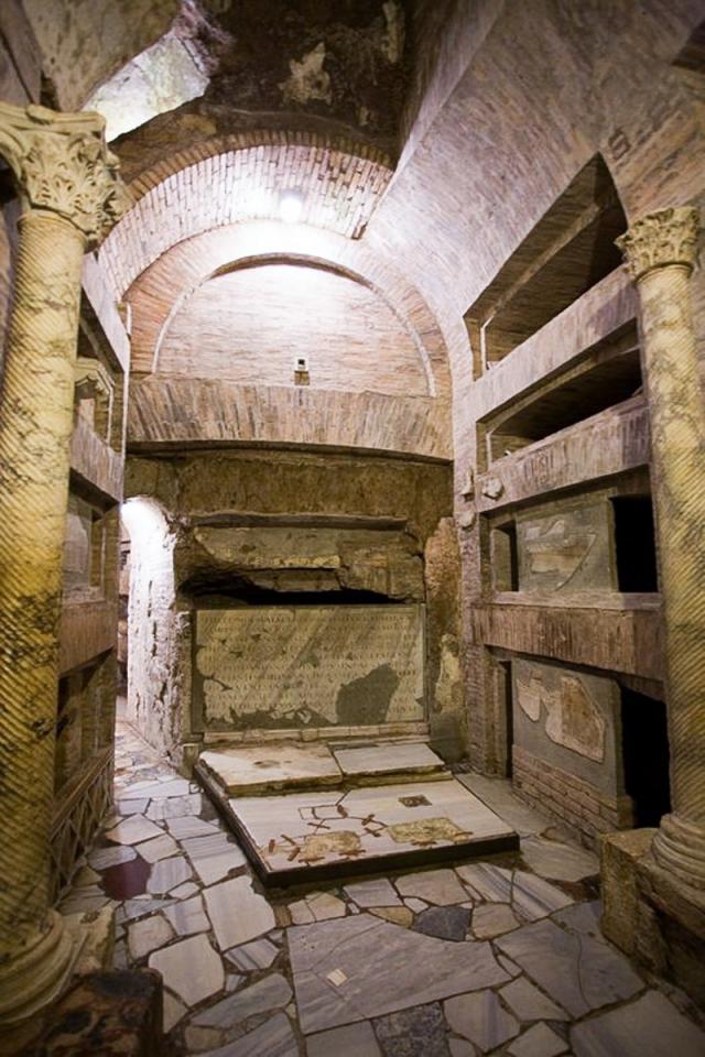 (Foto) Catacombele Sfântului Calist din Roma – Cripta Sfintei Muceniţe Cecilia