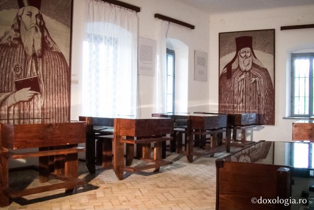 Marii cărturari ai Mănăstirii Neamț: Mitropolitul Veniamin Costachi și Sfântul Paisie de la Neamț (foto: Ștefan Cojocariu) (Foto) Crâmpeie din viața culturală a Mănăstirii Neamț