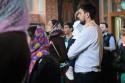 „Fără temelia Hristos, nu ține o familie” / Foto: Oana Nechifor tată cu copilul în brațe în biserică
