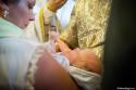 De ce suflă preotul asupra copilului, la Botez – teologie și semnificație / Foto: Oana Nechifor prunc în brațe