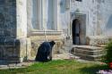 Monahul Evghenie Dumitrescu – 40 de ani în slujba lui Hristos și a oamenilor / Foto: Maria Burlă călugăr închinându-se în timp ce bate toaca mică