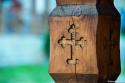 cruce sculptată în lemn