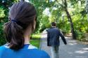 Să primim insultele celorlalți fără să ne tulburăm / Foto: Oana Nechifor femeie privind bărbatul cum pleacă