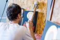 „În icoană, simbolul leagă creatul cu necreatul, pământul cu cerul” / Foto: Oana Nechifor pictor în atelier