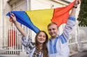 tineri ținând drapelul României