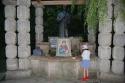 fetiță rugându-se la icoana Sfântului Pantelimon