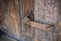ușă de lemn cu lacăt