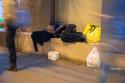 Să facem milostenie cu oamenii cu adevărat nevoiași, nu cu aceia către care avem „obligații” / Foto: Ștefan Cojocariu bărbat dormind pe stradă