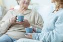 Care pot fi cauzele unei relaţii dificile cu părinţii? femei discutând