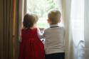 Tu și ceilalți – în ce relație (doriți să) vă aflați? / Foto: Oana Nechifor copii privind pe fereastră