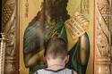 copil în fața icoanei Sfântului Ioan Botezătorul