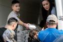 Să implicăm copiii în slujirea bisericească / Foto: Oana Nechifor împărțire pachete cu mâncare