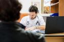 „Medicul este un mijlocitor al Celui ce este Doctorul Suprem – Hristos Domnul” / Foto: Oana Nechifor medic și pacient