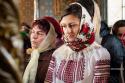 Smerenia izvorăște din bogăția sufletească / Foto: Bogdan Bulgariu tânără în costum popular în biserică
