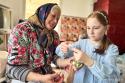 Cu oameni ca bunica Elena, tradițiile nu mor niciodată: cum am făcut ouă roșii, alături de ea, după o tradiție străveche / Foto: Florentina Mătrescu Cu oameni ca bunica Elena, tradițiile nu mor niciodată: cum am făcut ouă roșii, alături de ea, după o tradiție străveche