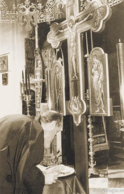 Închinare în Joia Mare la cinstita mână a Sfintei Magdalena din Mănăstirea Simonos Petras (Gheronda Emilianos)