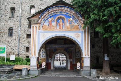Cea mai mare şi mai cunoscută mănăstire ortodoxă din Bulgaria, Mănăstirea Rila este situată în partea de nord-vest a Munţilor Rila, la o altitudine de 1147 de metri / Foto: Pr. Silviu Cluci Mănăstirea Rila – Bulgaria