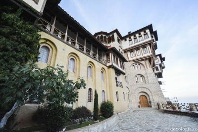 Pelerin la Mănăstirea „Sfântul Nicodim Aghioritul” din Goumenissa, Grecia / Foto: Bogdan Zamfirescu Mănăstirea „Sfântul Nicodim Aghioritul” din Goumenissa, Grecia
