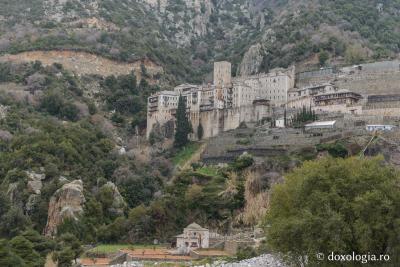 Vedere de ansamblu de pe poteca ce duce către Nea Skiti / Foto: Pr. Silviu Cluci Vedere de ansamblu de pe poteca ce duce către Nea Skiti