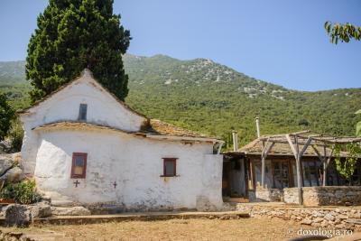 Atunci când Sfântul Atanasie Athonitul a început zidirea Mănăstirii Marea Lavră dimpreună cu ucenicii săi, diavolii dărâmau în fiecare noapte zidurile ridicate peste zi. bisericuța clădită într-o zi de către Sfântul Atanasie Athonitul