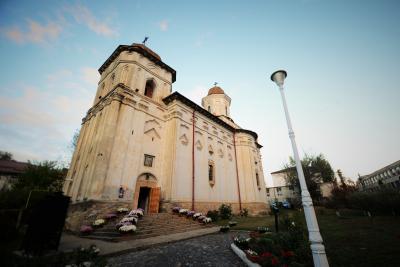 (Video) Fragment din moaștele Sfântului Teodor Tiron dăruit Bisericii Sfinții Teodori din Iași (Video) Fragment din moaștele Sfântului Teodor Tiron dăruit Bisericii Sfinții Teodori din Iași