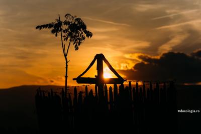 (Video) Cântarea Sfintei Cruci - Maria Mihali și Grupul psaltic „Theologos” (de Gherontie Prodromitul, glas VIII) (Video) Cântarea Sfintei Cruci - Maria Mihali și Grupul psaltic „Theologos” (de Gherontie Prodromitul, glas VIII)