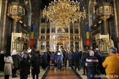 (Foto) „În mormânt, Viaţă, Pus ai fost, Hristoase”: Denia Prohodului Domnului, la Catedrala Mitropolitană din Iași (Foto) „În mormânt, Viaţă, Pus ai fost, Hristoase”: Denia Prohodului Domnului, la Catedrala Mitropolitană din Iași