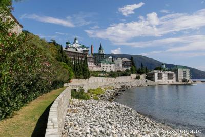 Pași de pelerin la Mănăstirea Sfântul Pantelimon (Rusikon) – Athos / Foto: Pr. Silviu Cluci Mănăstirea Sfântul Pantelimon (Rusikon) – Athos