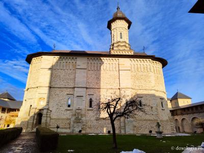 (Foto) Liniștea de la Mănăstirea Dragomirna (Foto) Liniștea de la Mănăstirea Dragomirna