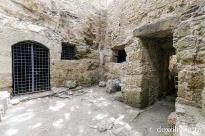 (Foto) Momentele de tihnă la Catacomba Sfintei Solomoni din Paphos (Foto) Momentele de tihnă la Catacomba Sfintei Solomoni din Paphos