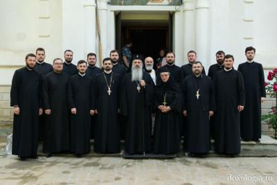 Fotografie de grup după Sfânta Liturghie săvârșită de IPS Teofan la biserica Mănăstirii Miclăușeni