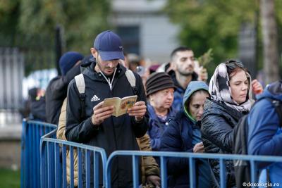 Mărturisirea despre Hristos să aibă în spate o trăire / Foto: Oana Nechifor Om care se roagă
