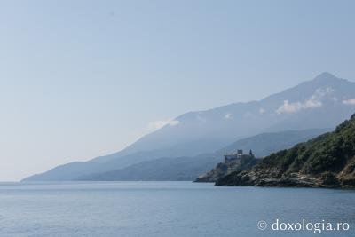 Mănăstirea Stavronikita și Athonul / Foto: Pr. Silviu Cluci Călătorie pe mare în partea de nord-est a Sfântului Munte Athos