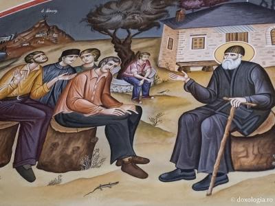 Scene din viața Sfântului Paisie Aghioritul și a Sfântului Arsenie Capadocianul în biserica mănăstirii de la Suroti / Foto: Magda Buftea Scene din viața Sfântului Paisie Aghioritul și a Sfântului Arsenie Capadocianul în biserica mănăstirii de la Suroti