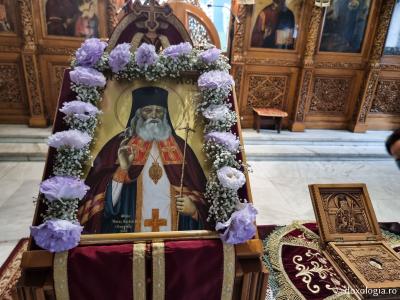 Închinare la moaștele Sfântului Ierarh Luca al Crimeii de la Biserica „Sfântul Atanasie” din Tesalonic / Foto: Magda Buftea Închinare la moaștele Sfântului Ierarh Luca al Crimeii de la Biserica „Sfântul Atanasie” din Tesalonic