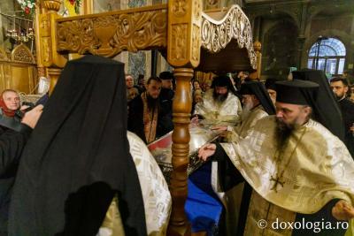 Hramul Mitropoliei Moldovei și Bucovinei, la final. Moaștele Sfintei Parascheva, așezate înapoi în Catedrala Mitropolitană / Foto: pr. Silviu Cluci (Video) Hramul Mitropoliei Moldovei și Bucovinei, la final. Moaștele Sfintei Parascheva, așezate înapoi în Catedrala Mitropolitană