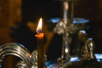 lumanare în sfeșnic lumanare