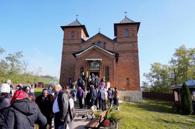Slujbă arhierească la Parohia Românești, cu prilejul aniversării a 100 de ani de la târnosirea bisericii / Foto: Flavius Popa Slujbă arhierească la Parohia Românești, cu prilejul aniversării a 100 de ani de la târnosirea bisericii