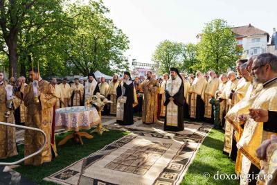 Credincioșii din Botoșani, în rugăciune de sărbătoarea Sfântului Mare Mucenic Gheorghe / Foto: Mihail Vrăjitoru Credincioșii din Botoșani, în rugăciune de sărbătoarea Sfântului Mare Mucenic Gheorghe