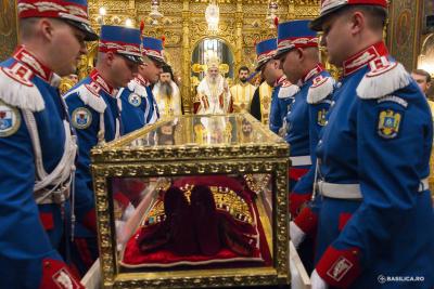 Moaștele întregi ale Sfintei Împărătese Elena au fost întâmpinate la Catedrala Patriarhală / Foto: Mircea Florescu / basilica.ro Moaștele întregi ale Sfintei Împărătese Elena au fost întâmpinate la Catedrala Patriarhală
