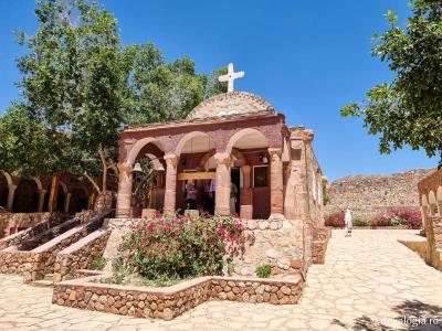 Mănăstirea celor Șapte Fecioare din Sinai – așezământul ridicat pe locul din care a izvorât apă când Moise a lovit stânca cu toiagul / Foto: Magda Buftea Mănăstirea celor Șapte Fecioare din Sinai – așezământul ridicat pe locul din care a izvorât apă când Moise a lovit stânca cu toiagul