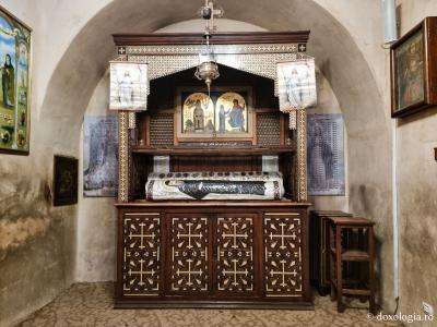 Închinare la moaștele Sfântului Cuvios Efrem Sirul / Foto: Magda Buftea Închinare la moaștele Sfântului Cuvios Efrem Sirul