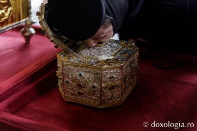Închinare la cinstitul cap al Sfântului Ioan Gură de Aur / Foto: pr. Silviu Cluci Cinstitul cap al Sfântului Ioan Gură de Aur