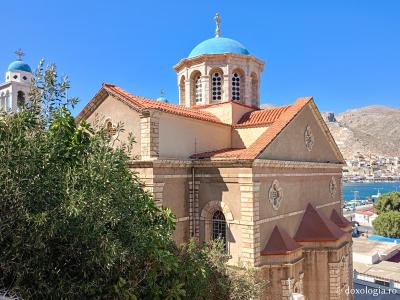 Biserica „Sfântul Ierarh Nicolae” – locașul impunător cu vedere spre portul din Insula Kalymnos Biserica „Sfântul Ierarh Nicolae” – locașul impunător cu vedere spre portul din Insula Kalymnos