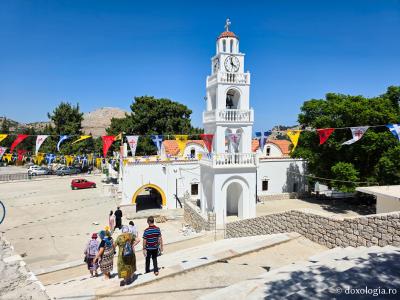Mănăstirea „Panaghia Tsambika” (Kato sau „Tsambika de jos”) – locașul ce deține o icoană făcătoare de minuni a Maicii Domnului / Foto: Magda Buftea Mănăstirea „Panaghia Tsambika” (Kato sau „Tsambika de jos”) – locașul ce deține o icoană făcătoare de minuni a Maicii Domnului
