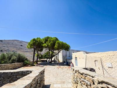 Pași de pelerin la Mănăstirea „Sfântul Arhanghel Mihail” Roukouniotis din Insula Symi / Foto: Magda Buftea Pași de pelerin la Mănăstirea „Sfântul Arhanghel Mihail” Roukouniotis din Insula Symi