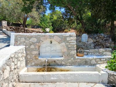Izvorul cu apă sfințită de la Mănăstirea „Sfântul Arhanghel Mihail” Tharri din Rodos Izvorul cu apă sfințită de la Mănăstirea „Sfântul Arhanghel Mihail” Tharri din Rodos