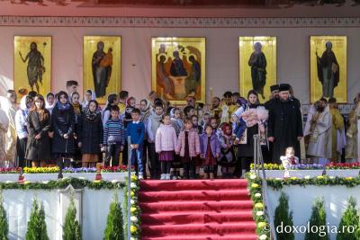 Trei familii de preoți cu mulți copii au primit distincții de vrednicie din partea IPS Teofan / Foto: Pr. Silviu Cluci Trei familii de preoți cu mulți copii au primit distincții de vrednicie din partea IPS Teofan / Foto: Oana Nechifor