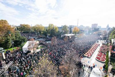 Foto: Oana Nechifor #Hram2025: Rugăciune și binecuvântare la sărbătoarea Sfintei Cuvioase Parascheva – Ocrotitoarea Moldovei